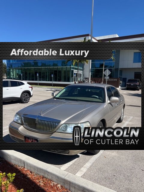 Used 2003 Lincoln Town Car Executive image 1
