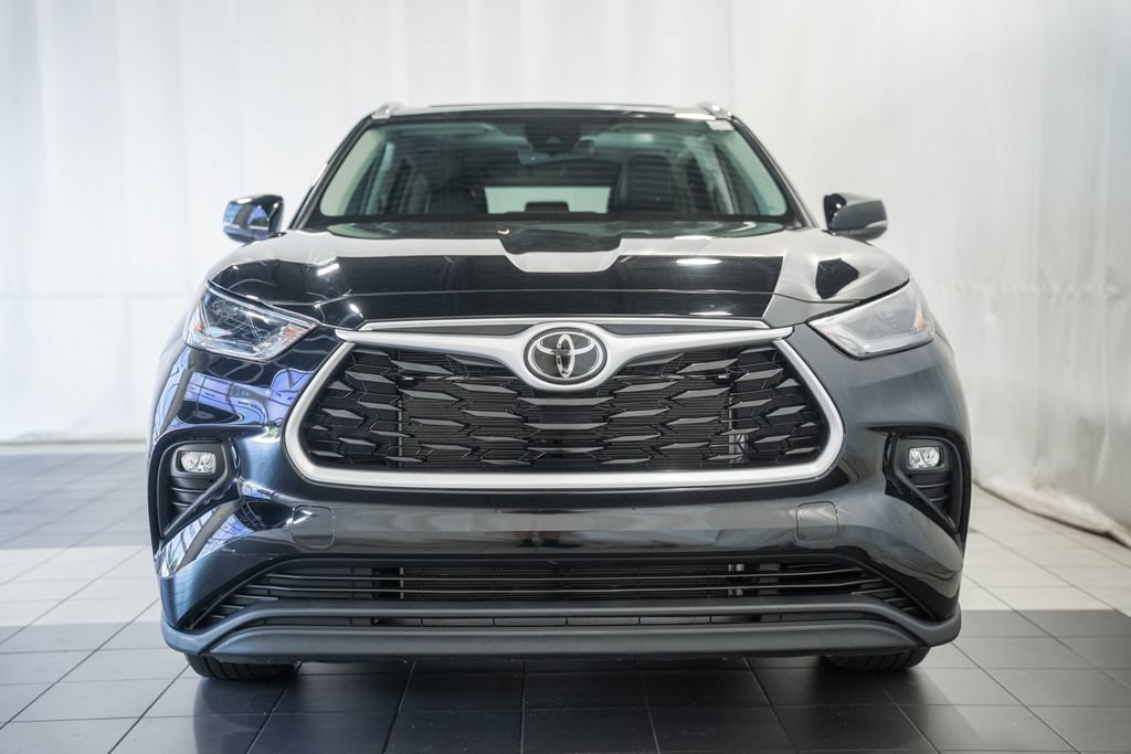 Used 2022 Toyota Highlander XLE AWD/4WD image 2