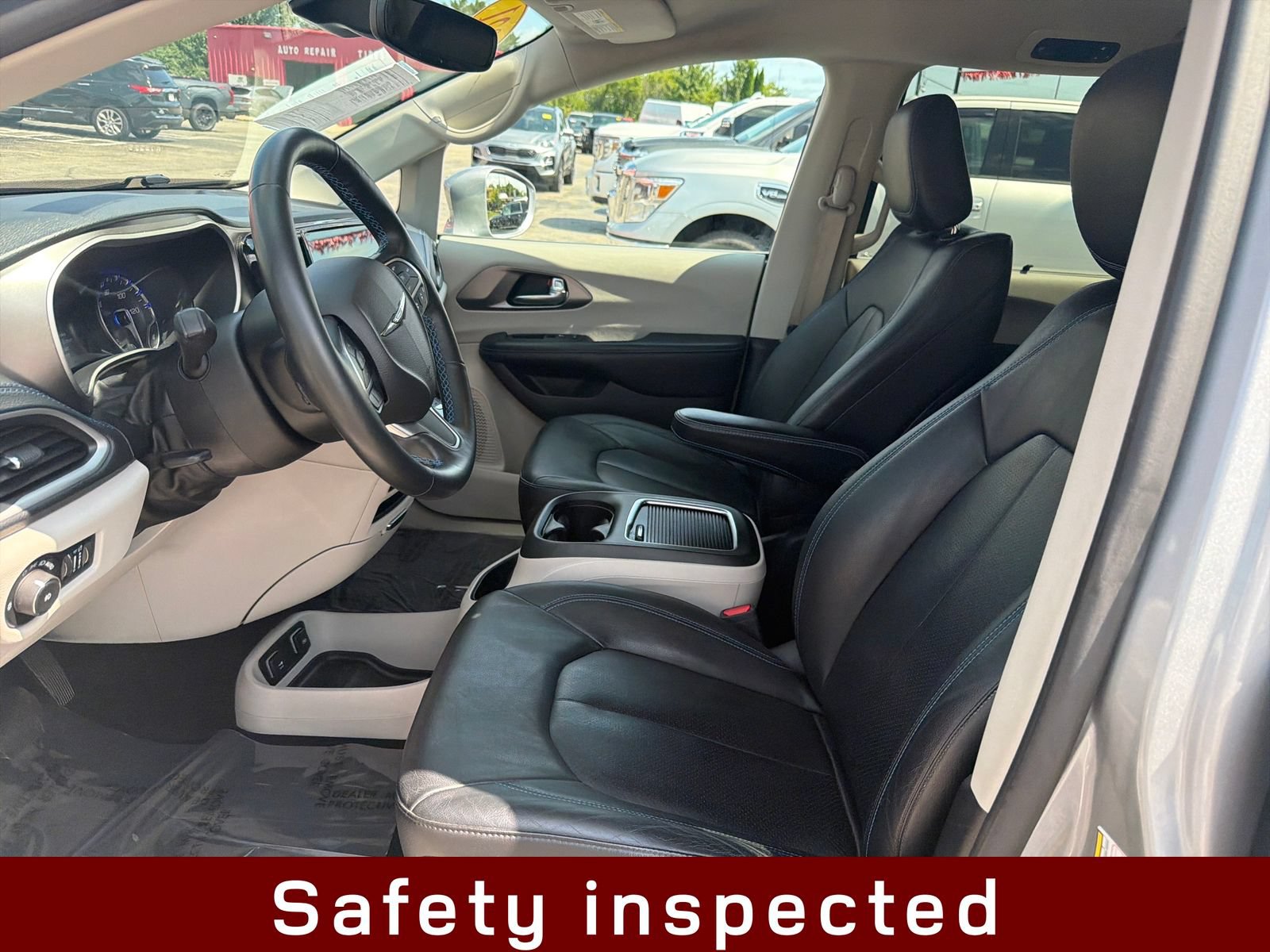 Used 2021 Chrysler Pacifica Touring-L FWD image 11