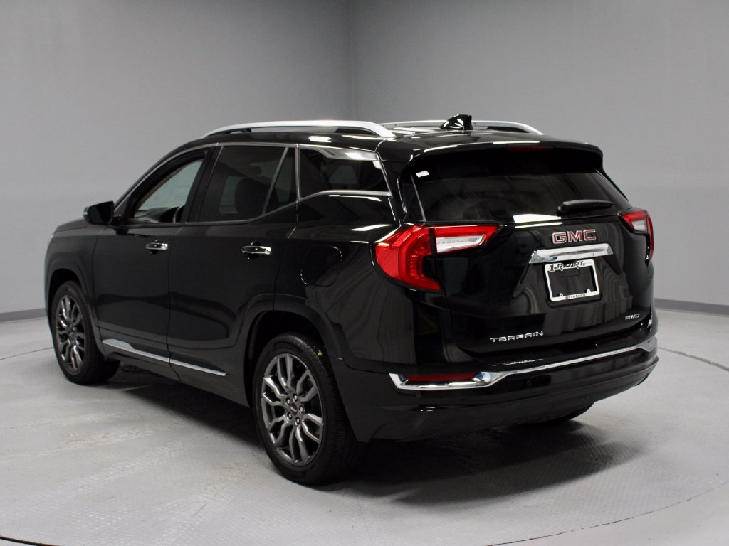 Used 2024 GMC Terrain Denali w/ Black Diamond Edition AWD/4WD image 9