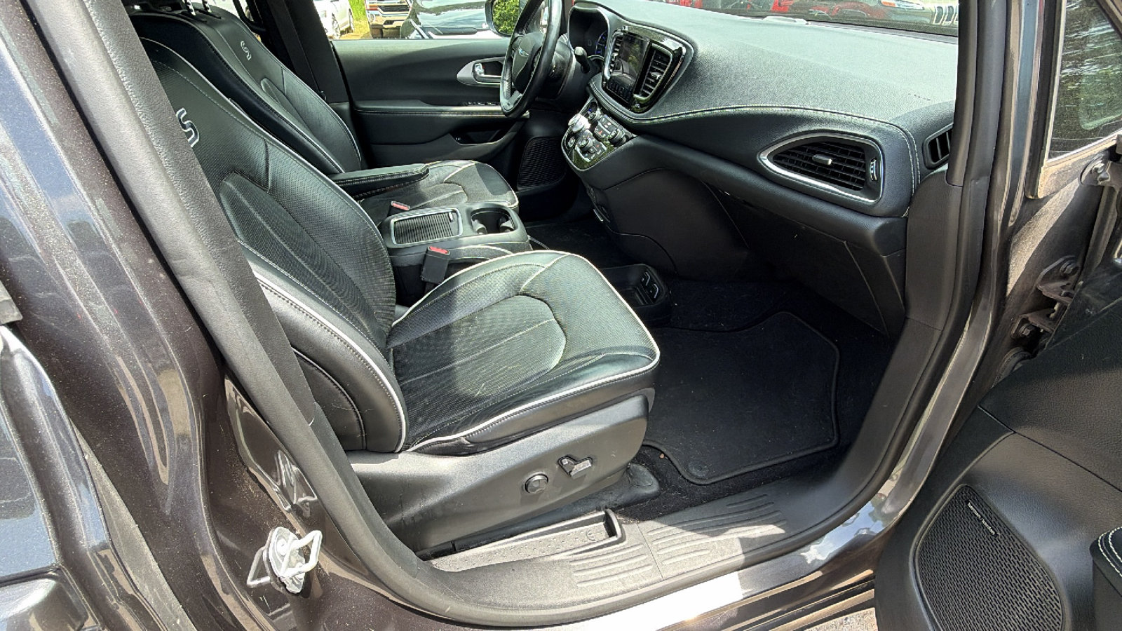 Used 2019 Chrysler Pacifica Limited w/ S Appearance Package FWD image 19