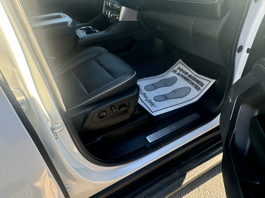 Used 2023 GMC Yukon SLT w/ SLT Premium Package image 18