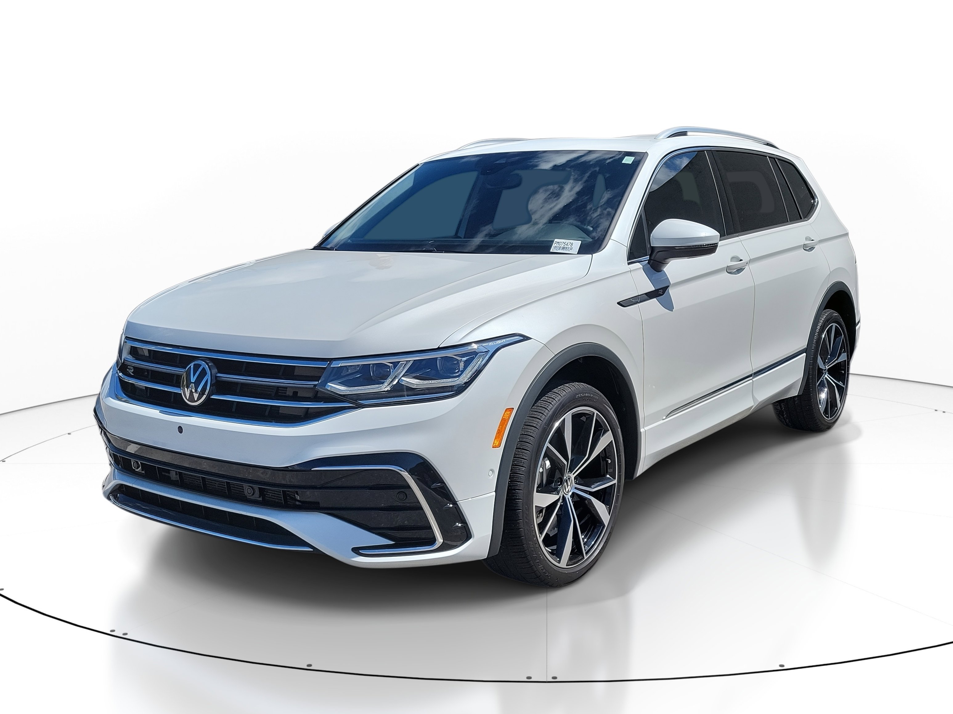 Used 2023 Volkswagen Tiguan SEL R-Line image 3