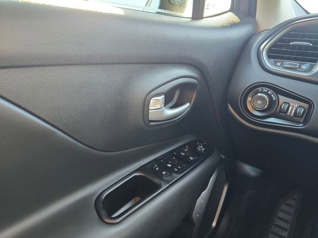 Used 2023 Jeep Renegade Latitude w/ Sun/Sound Group AWD/4WD image 33