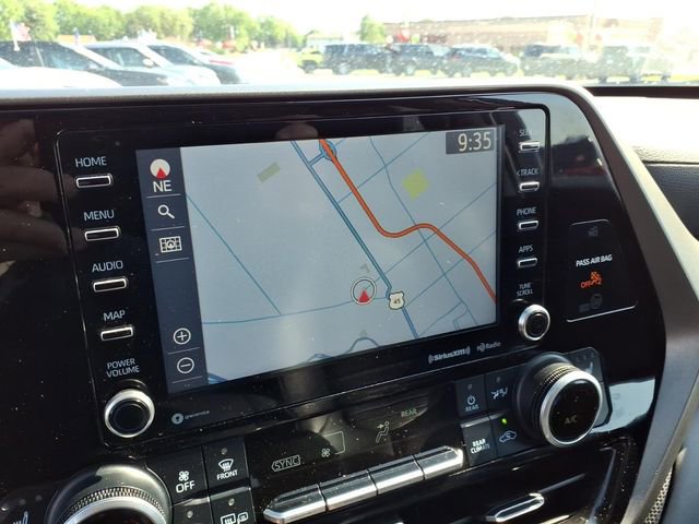 Used 2021 Toyota Highlander XLE AWD/4WD image 19