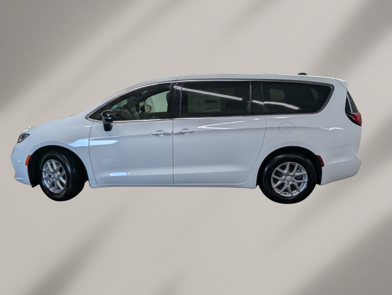 New 2026 Chrysler Pacifica Select image 3
