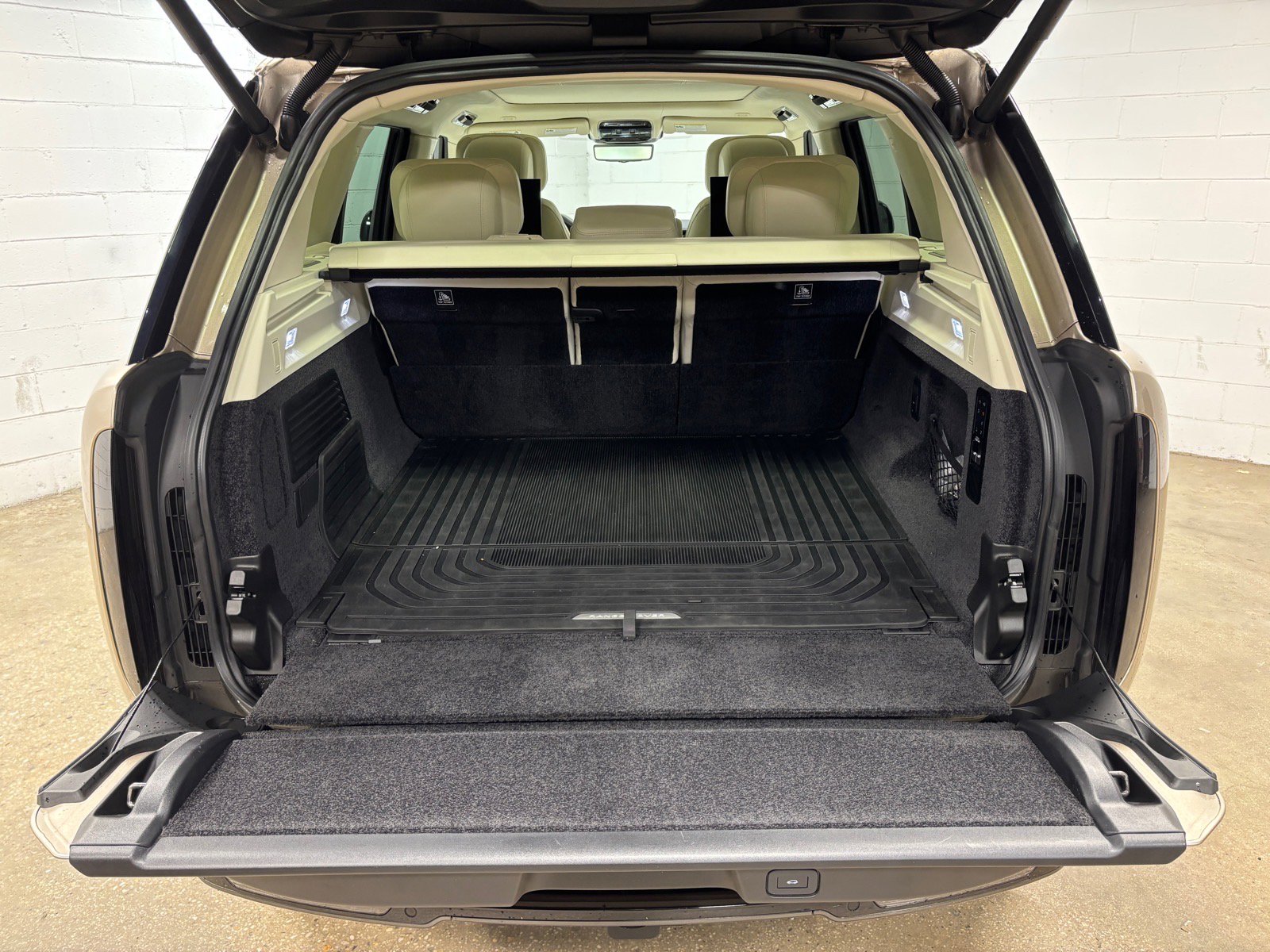 Used 2023 Land Rover Range Rover SV AWD/4WD image 43
