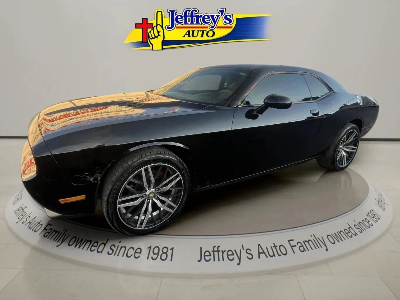 Used 2013 Dodge Challenger SXT RWD image 2