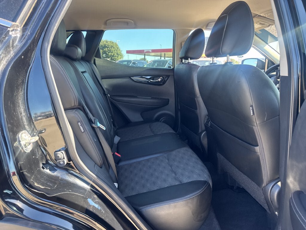 Used 2022 Nissan Rogue Sport SV w/ Technology Package FWD image 14