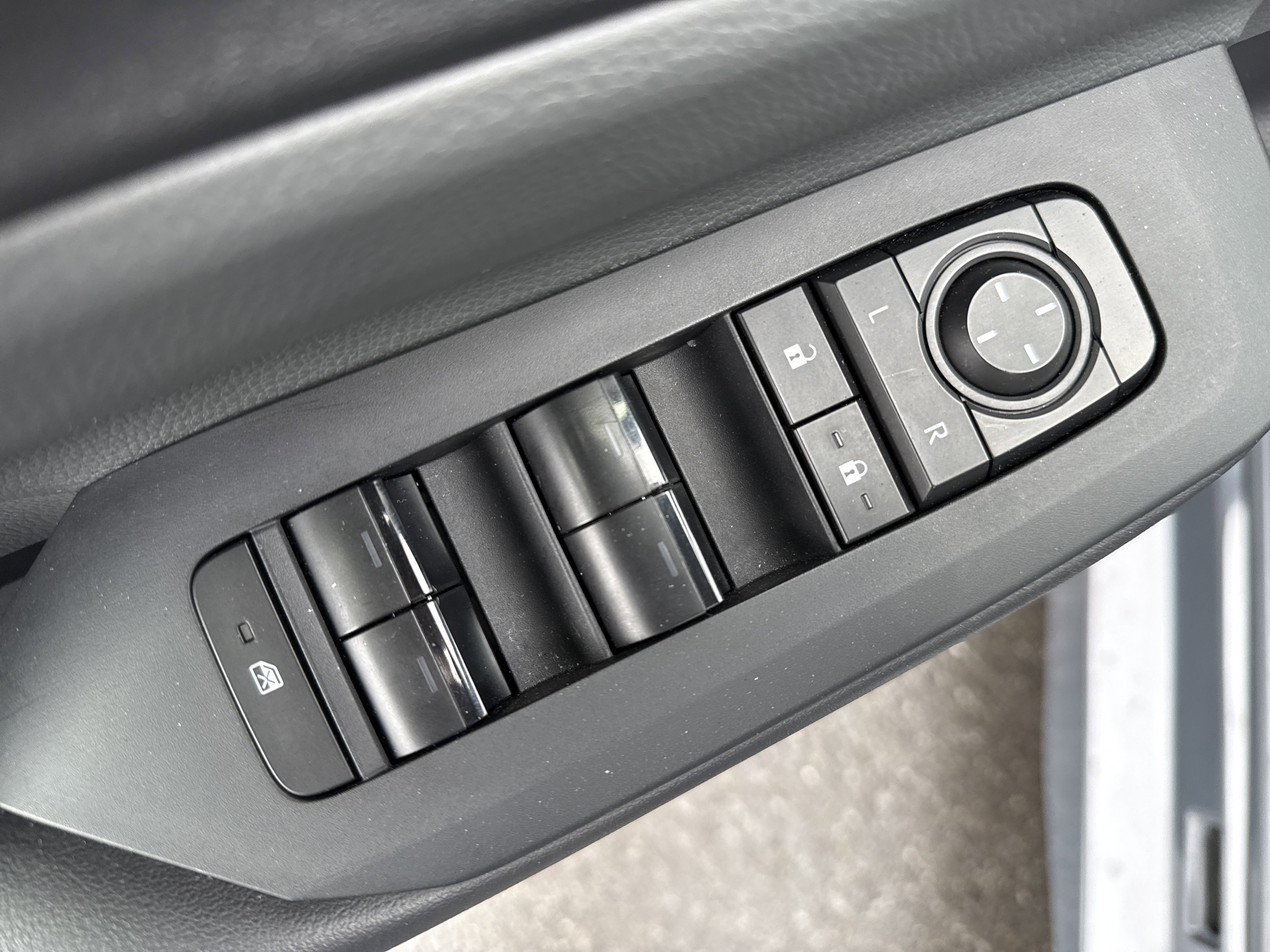 Used 2024 Toyota Prius LE FWD image 16
