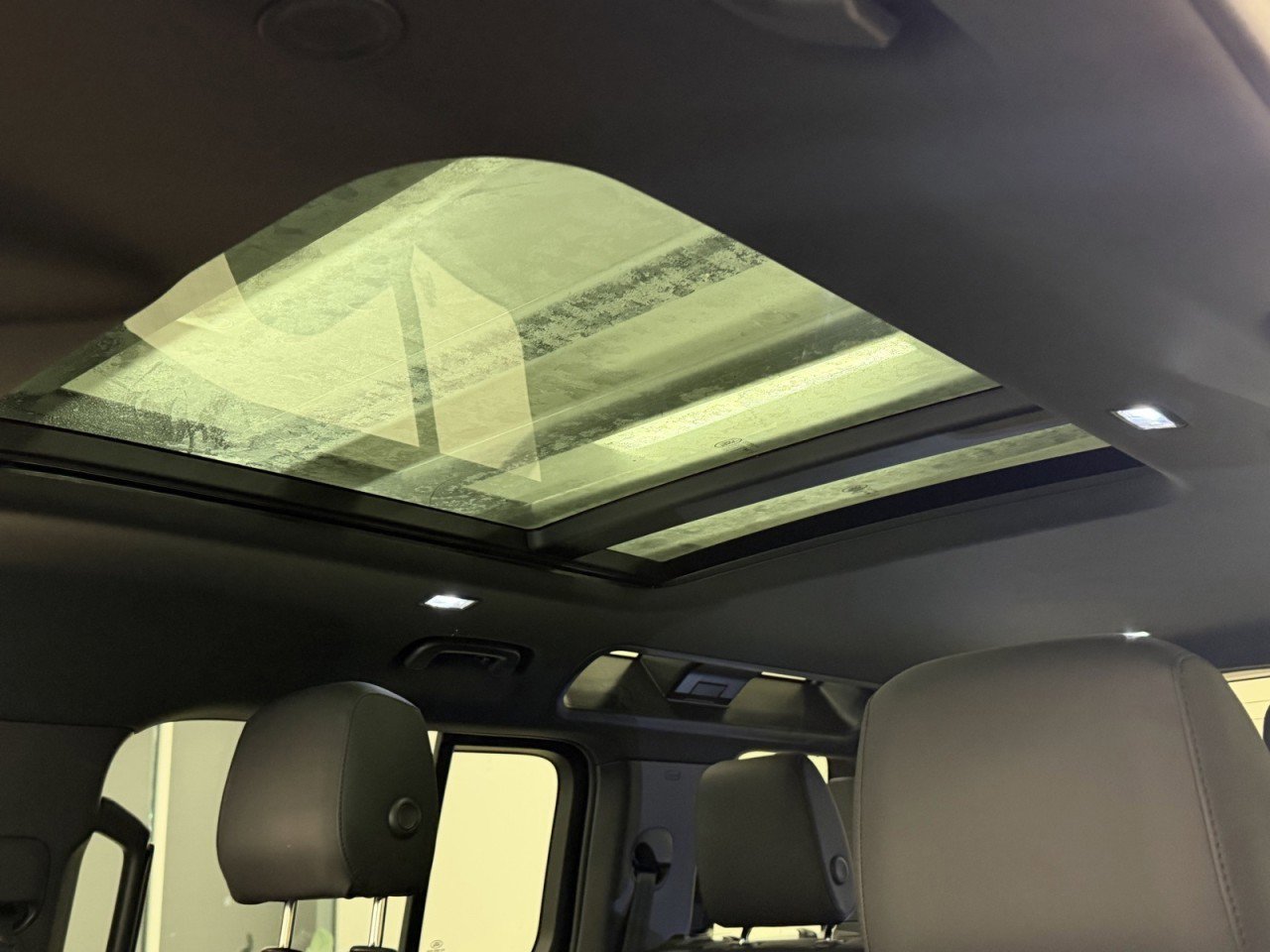 Used 2025 Land Rover Defender 110 S image 30