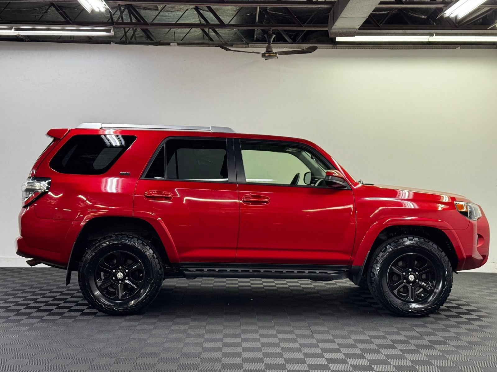 Used 2018 Toyota 4Runner SR5 AWD/4WD image 4