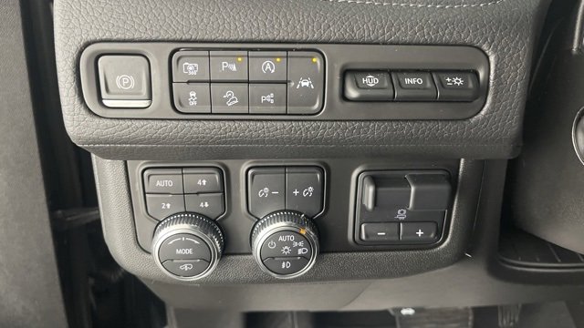 Used 2023 GMC Yukon XL Denali image 36