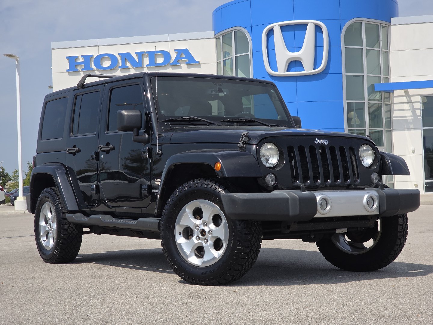 Used 2014 Jeep Wrangler Unlimited Sahara w/ Connectivity Group AWD/4WD image 2