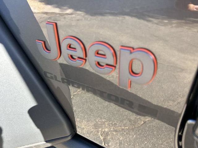 Used 2025 Jeep Gladiator Mojave w/ Convenience Group AWD/4WD image 24