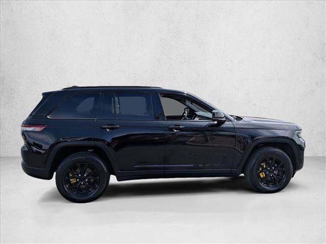 Used 2024 Jeep Grand Cherokee Altitude AWD/4WD image 4