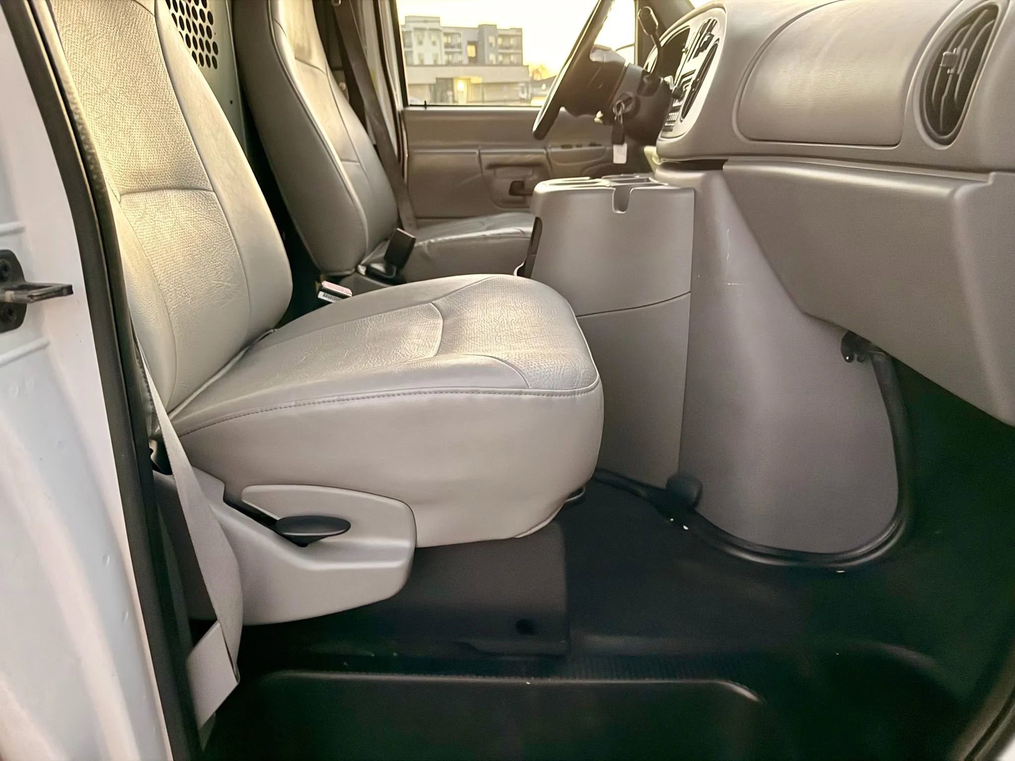 Used 2000 Ford E-350 and Econoline 350 Van image 14