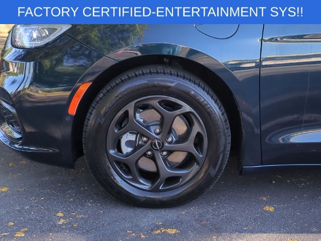 Certified 2023 Chrysler Pacifica Limited w/ Uconnect Theater Family Group FWD image 10