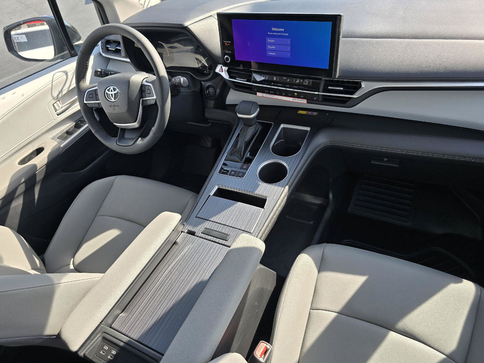 Used 2026 Toyota Sienna XLE FWD image 21