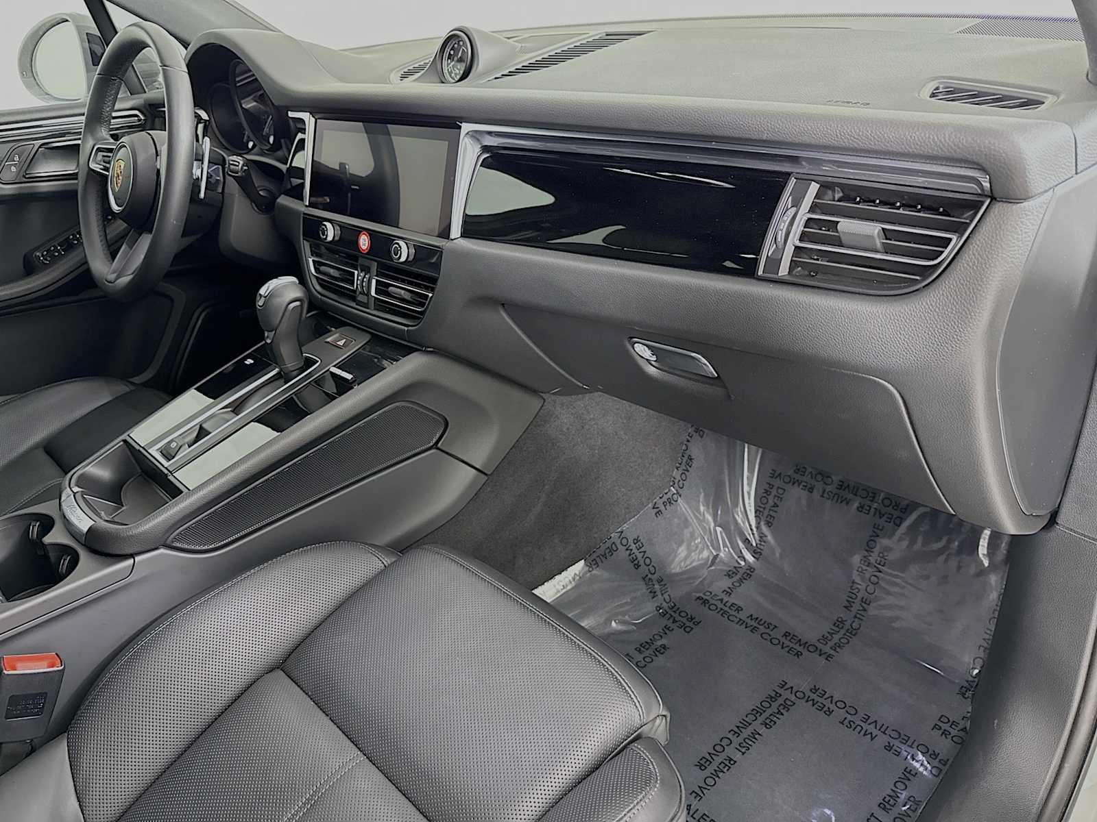 Certified 2025 Porsche Macan AWD/4WD image 30