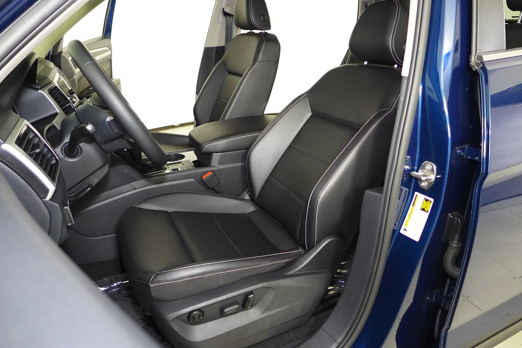 Certified 2023 Volkswagen Atlas SE w/ Black Wheel Package FWD image 22