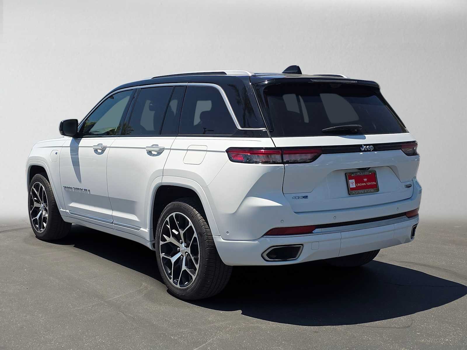 Used 2022 Jeep Grand Cherokee Summit AWD/4WD image 5