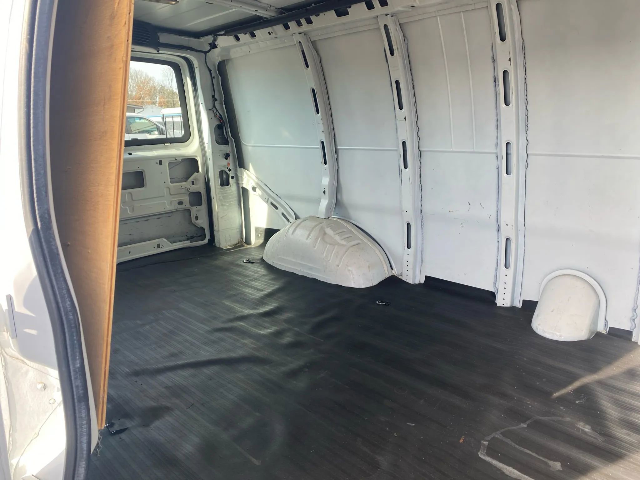 Used 2017 Chevrolet Express 3500 Extended image 23