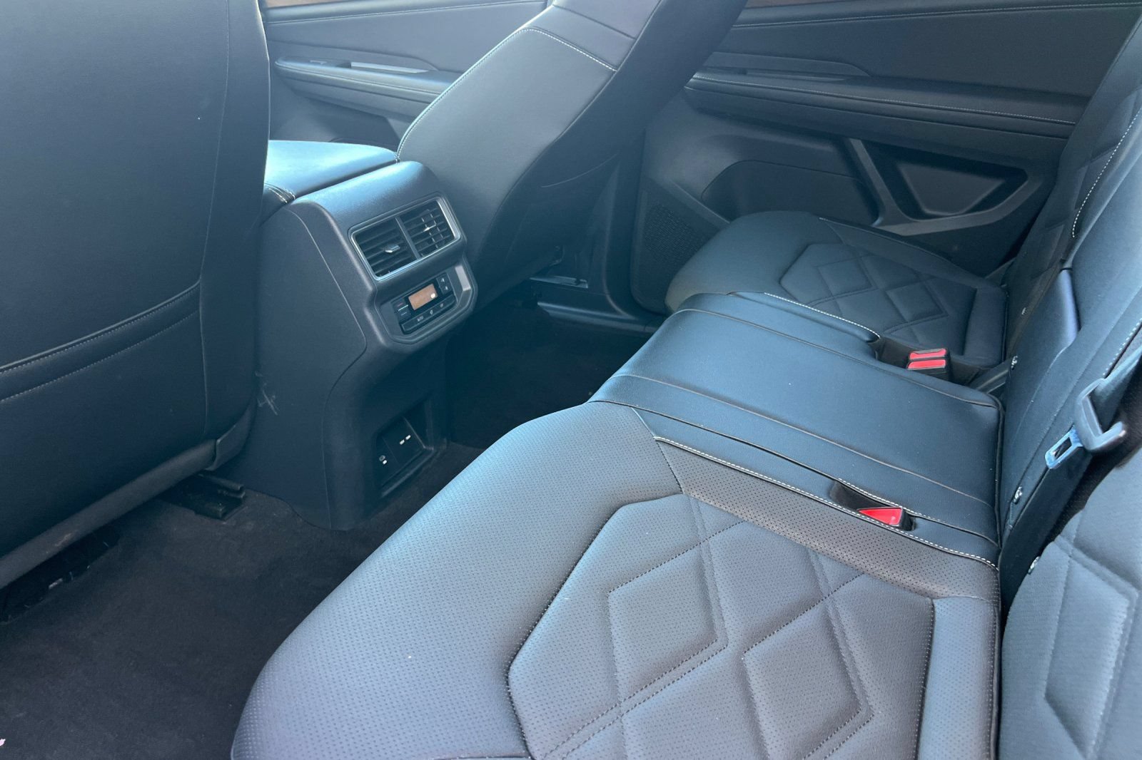 Used 2024 Volkswagen Atlas SE FWD image 13