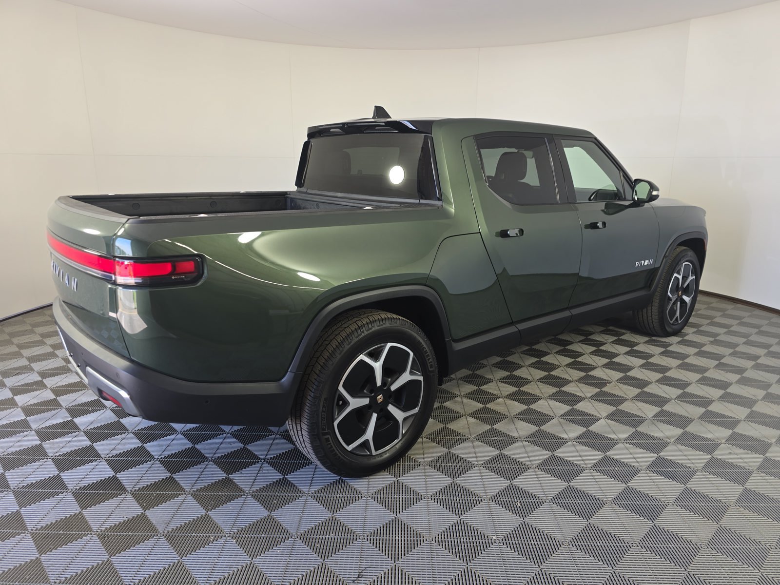 Used 2024 Rivian R1T Adventure Dual AWD/4WD image 5