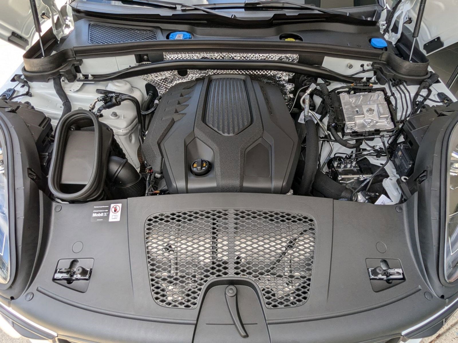 Certified 2025 Porsche Macan image 28