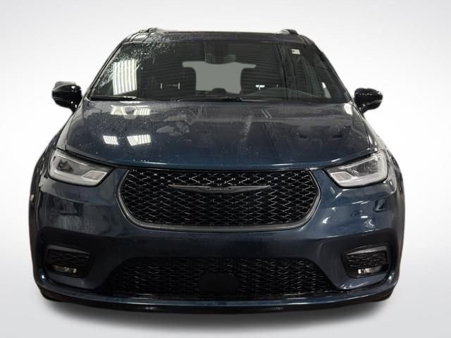 Certified 2025 Chrysler Pacifica Limited image 4