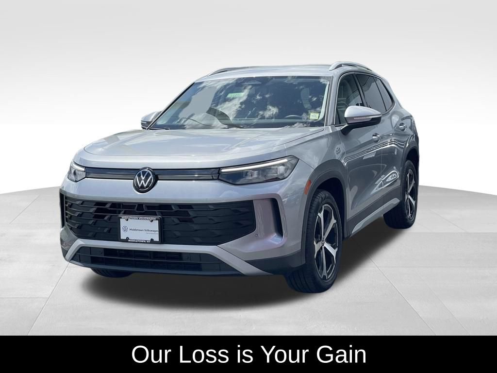 Used 2025 Volkswagen Tiguan SE AWD/4WD image 2