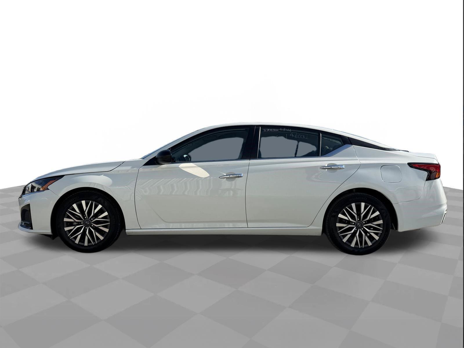 Used 2025 Nissan Altima 2.5 SV FWD image 2