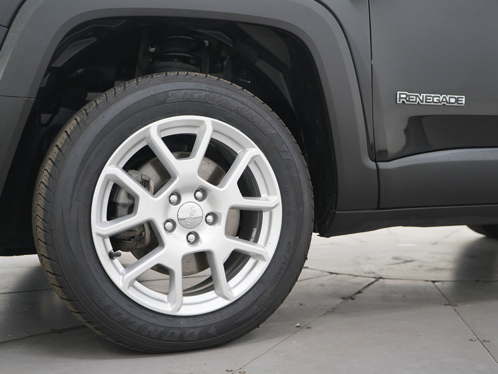 Used 2019 Jeep Renegade Latitude w/ Popular Equipment Group image 28