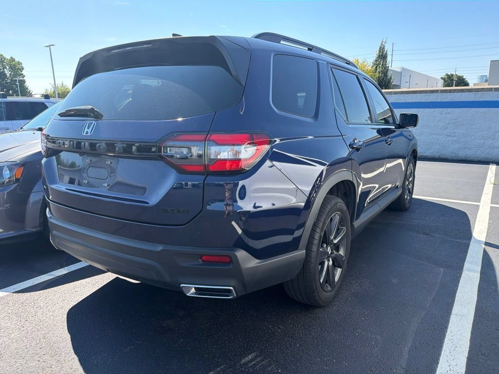 Used 2025 Honda Pilot Sport image 3