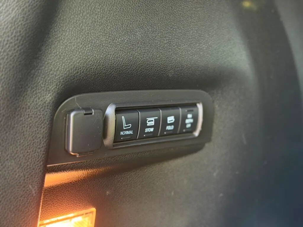 Used 2017 Ford Explorer Limited w/ Equipment Group 301A AWD/4WD image 10