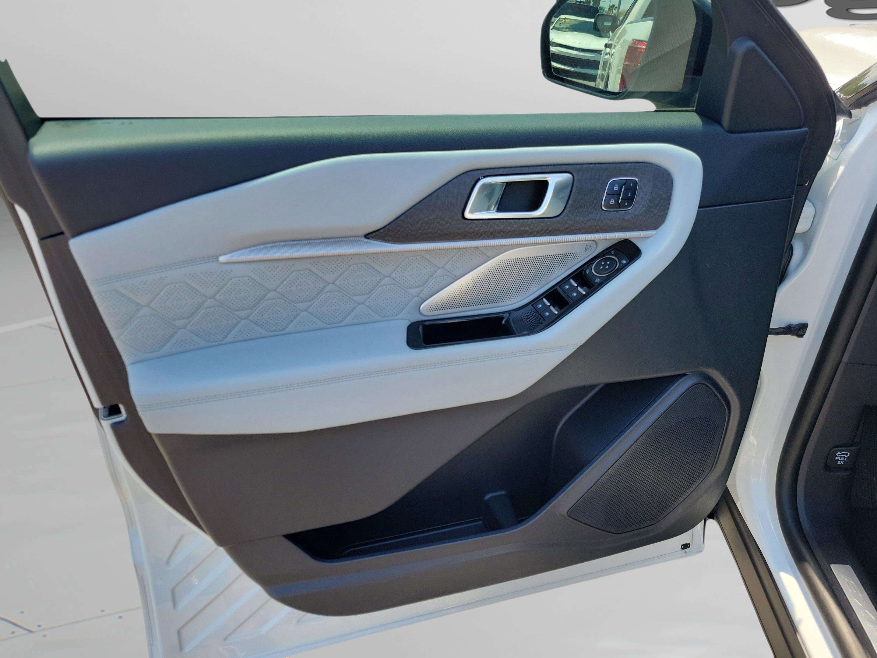 Used 2025 Ford Explorer Platinum w/ Ultimate Package image 5