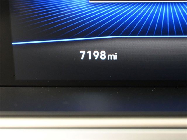 Certified 2025 Volkswagen Taos SE image 18