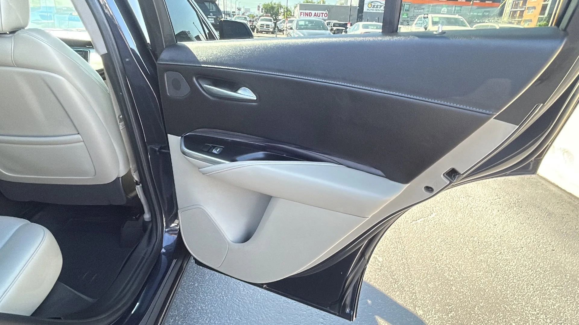 Used 2022 Cadillac XT4 Luxury w/ Cold Weather Package image 14