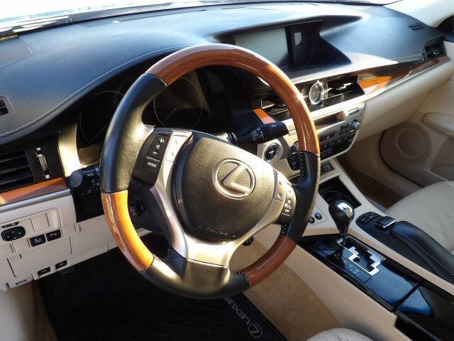 Used 2013 Lexus ES 300h w/ Luxury Pkg FWD image 16