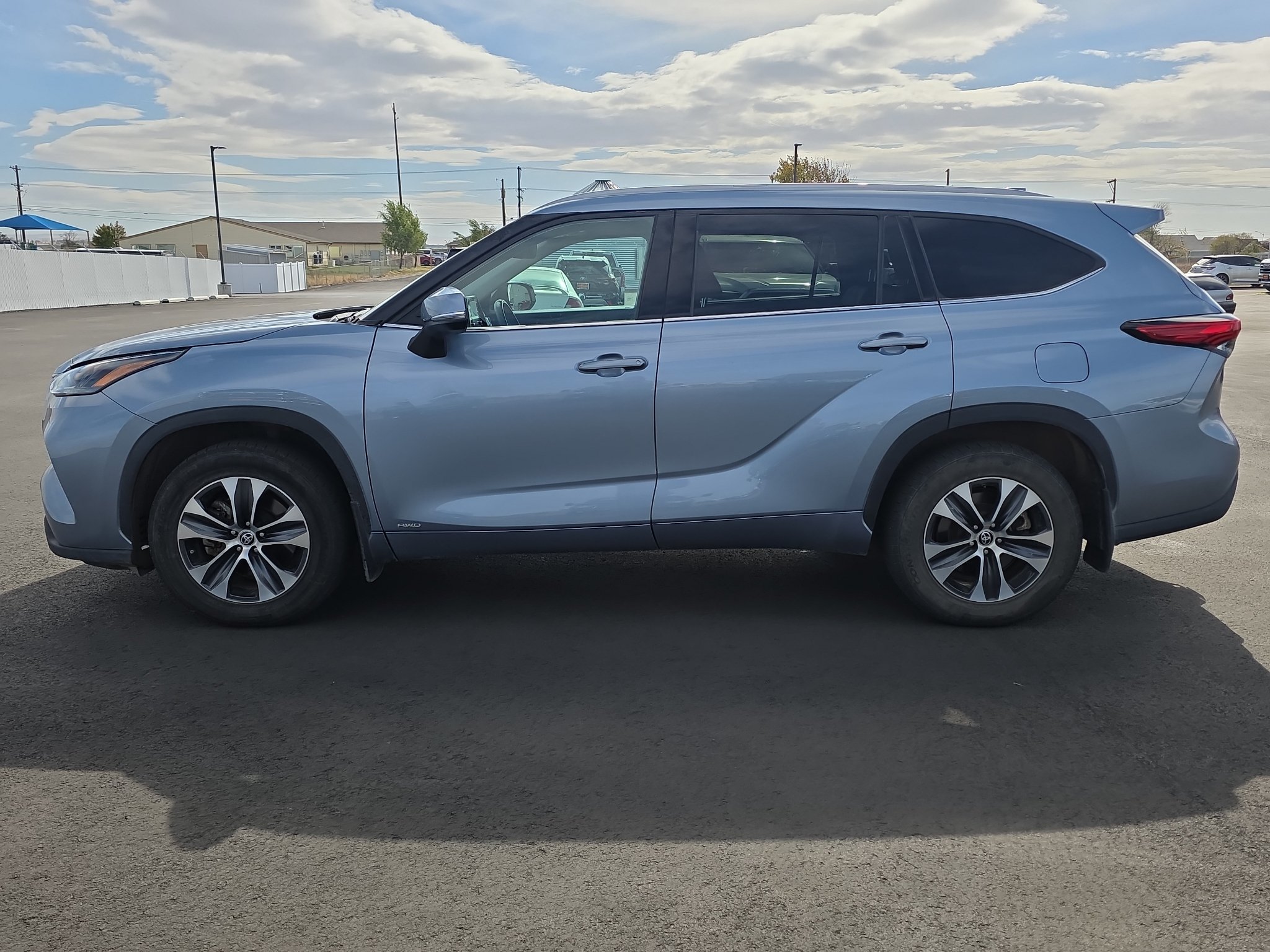 Certified 2022 Toyota Highlander XLE AWD/4WD image 4