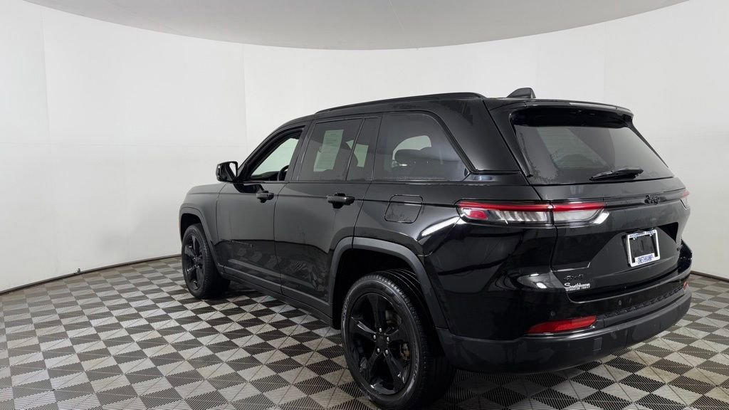 Used 2023 Jeep Grand Cherokee Limited w/ Black Appearance Package AWD/4WD image 7
