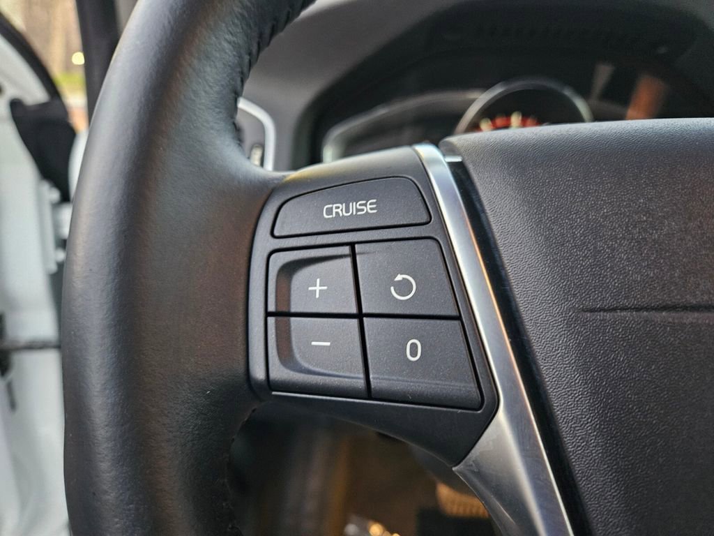 Used 2017 Volvo S60 T5 Inscription image 24