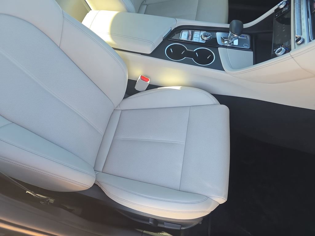 Used 2025 Genesis G70 2.5T image 10