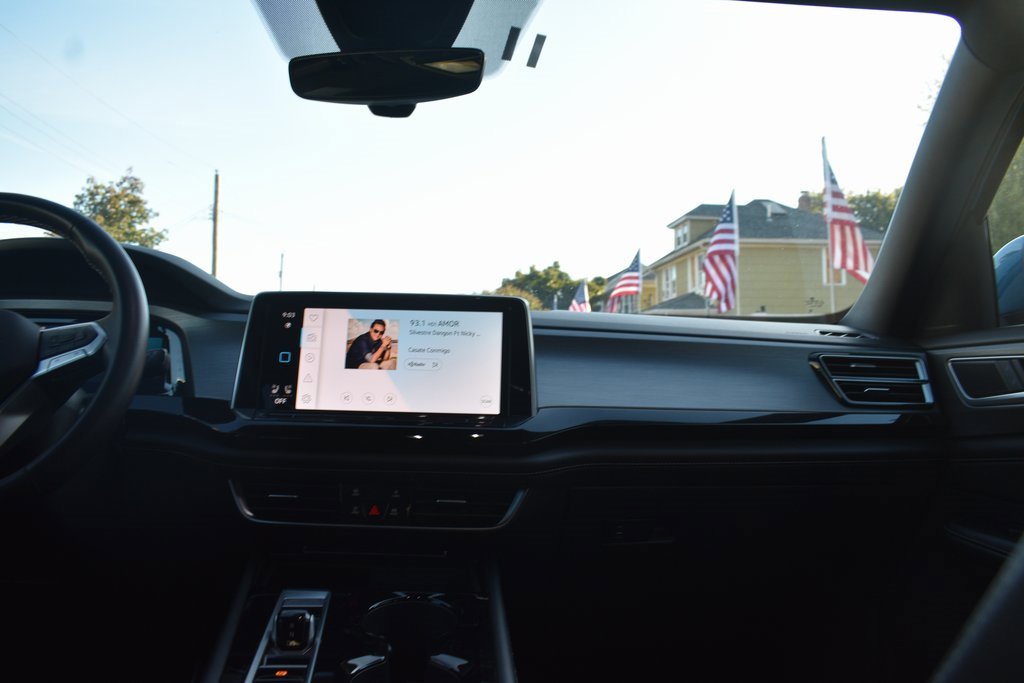 Used 2024 Volkswagen Atlas Cross Sport SE image 33