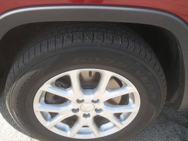 Used 2015 Jeep Cherokee Latitude w/ Cold Weather Group AWD/4WD image 39