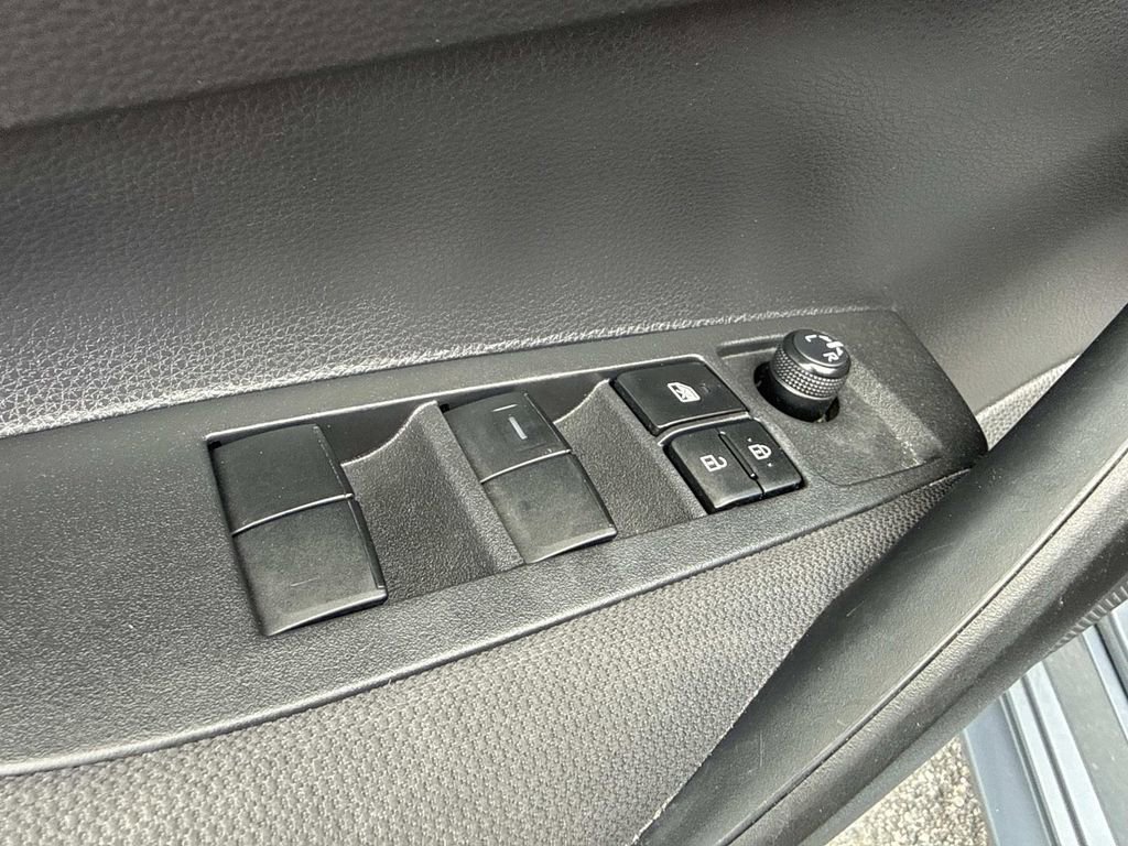 Used 2021 Toyota Corolla LE image 23