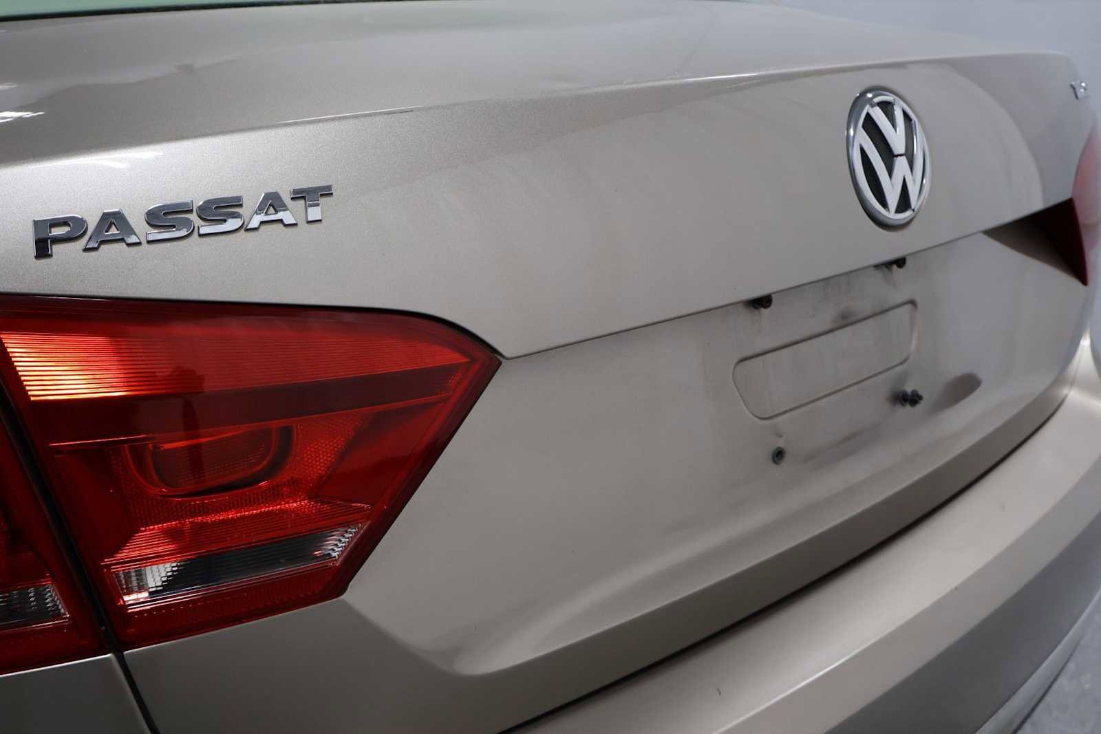 Used 2015 Volkswagen Passat TDI SEL Premium FWD image 8