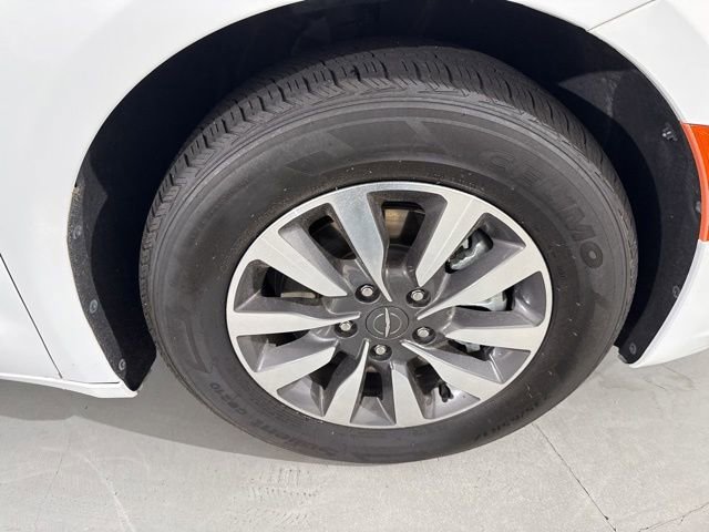 Used 2023 Chrysler Pacifica Limited FWD image 16