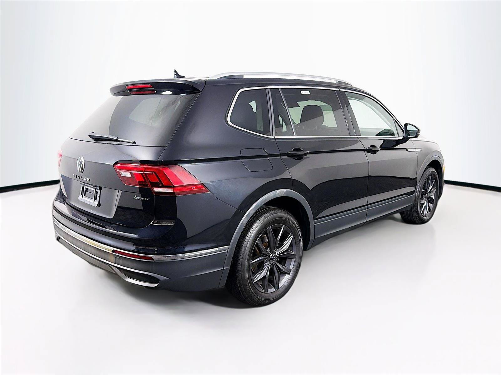 Used 2023 Volkswagen Tiguan SE w/ Panoramic Sunroof Package AWD/4WD image 11